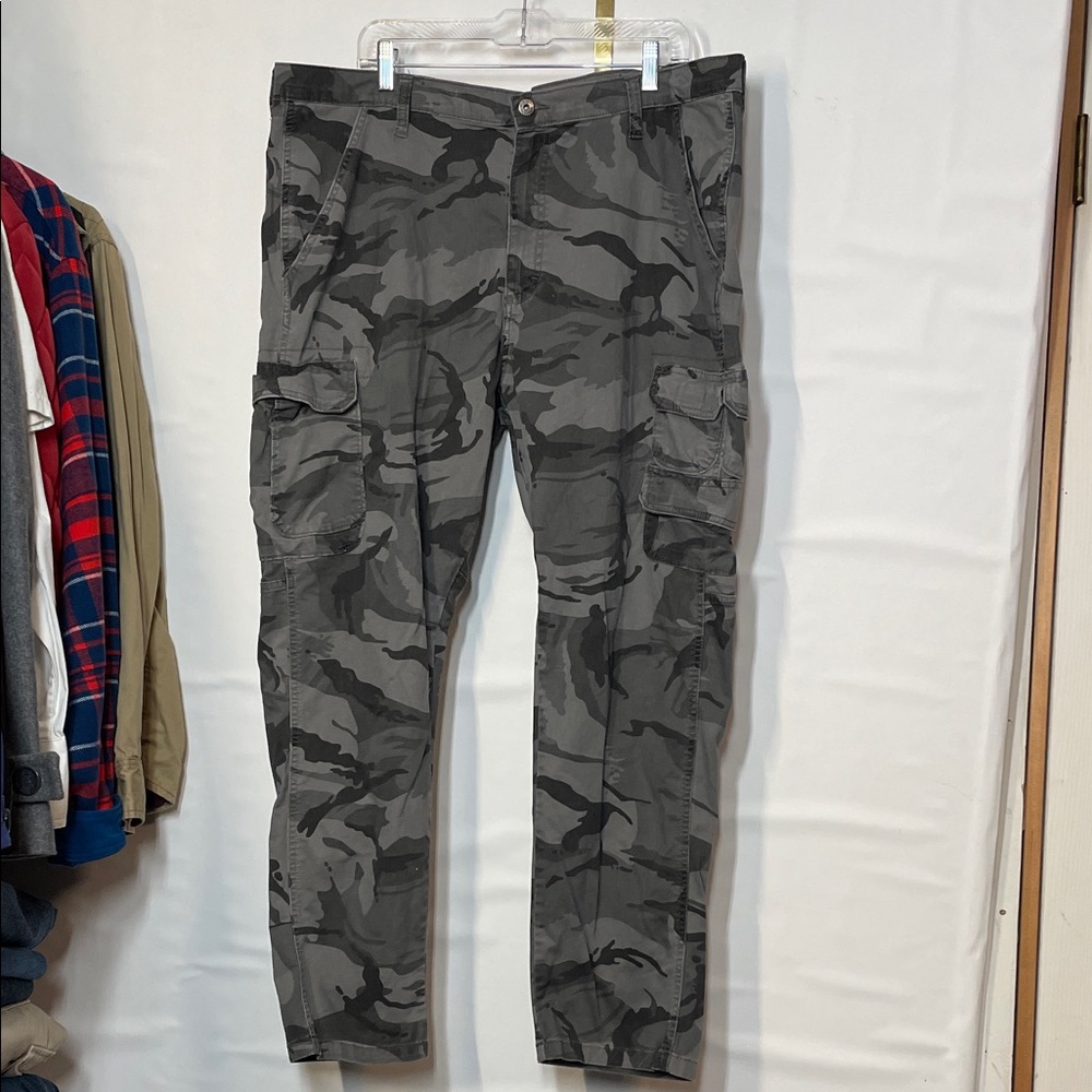 Wrangler Gray Camouflage 40”x30” Cargo Pants